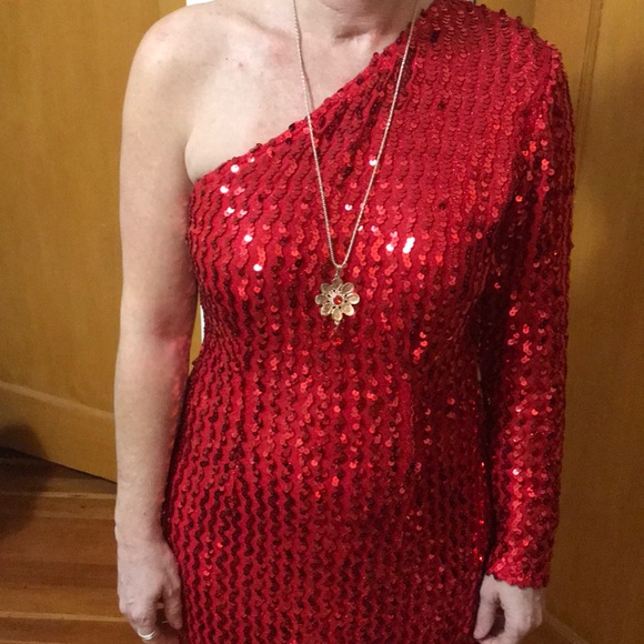 ❣️Beautiful red sequence evening gown - Picture 5 of 8